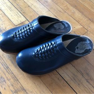 Navy blue Front Weave Sven Clogs. Size 41